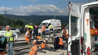 Otomobil, Karayolları işçilerini taşıyan kamyonete çarptı: 15 yaralı