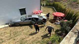 Otomobil metrelerce yükseklikten evin bahçesine düştü