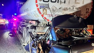 Otomobil Tankerin Altına Girdi, 3 Kişi Yaşamını Yitirdi