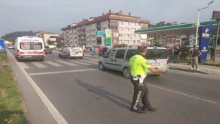Otomobil yayalara çarptı: 2 yaralı