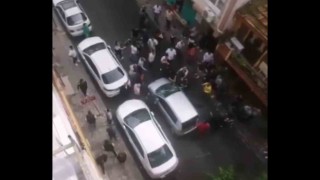 Otomobil yayaya çarptı, ortalık karıştı, sopayla camlarını kırdı