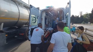 Otomobile çarpmamak için manevra yapınca yola savruldu: 2 yaralı