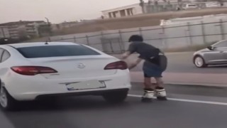 Otomobile tutunarak yolculuk yapan patenli genç canını hiçe saydı: Tehlikeli yolculuk kamerada
