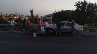 Otomobili kül olmaktan vatandaşlar kurtardı