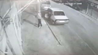 Otomobilin kapısını açıp içindeki malzemeleri çaldılar