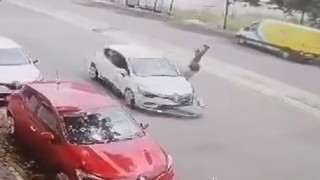 Otomobilin yayaya çarptığı feci kaza anı kameraya yansıdı