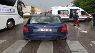Otomobille çarpışan motosiklet sürücüsü yaralandı