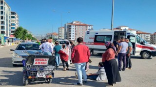 Otomobille elektrikli bisiklet çarpıştı: 2 yaralı