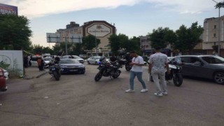 Otomobille seyir halindeyken arkadaşını boğazından bıçaklayarak öldürdü