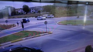Otomobiller çarpıştı, yürüyen gençler ölümden kıl payı kurtuldu