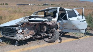 Otomobiller kafa kafaya çarpıştı: 2 yaralı