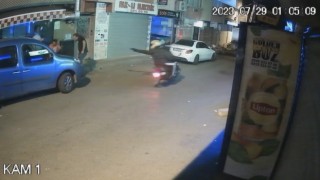 (Özel) İstanbulda silahlı saldırı kamerada: Sohbet ederken bacağından vuruldu
