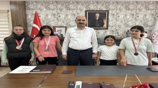 Özel sporcuları makamında ağırladı
