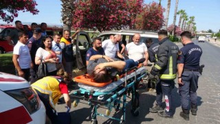 Palmiye ağacına çarpan kadın sürücü araç içinde sıkıştı