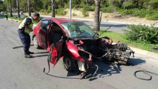 Palmiyeye çarpıp motoru gövdesinden ayrılan otomobilden hafif yaralı çıktı