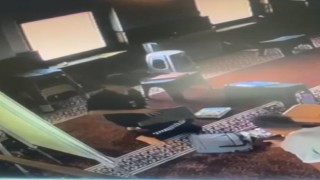 Pantolonunun içine soktuğu laptopu alıp kaçtı