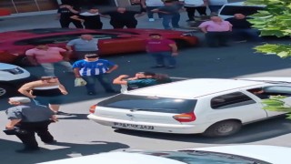 Park halindeki araçlara sinirlenen vatandaştan yol ortasında protesto