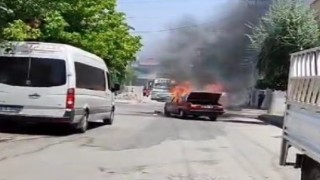 Park halindeki otomobil alev alev yandı
