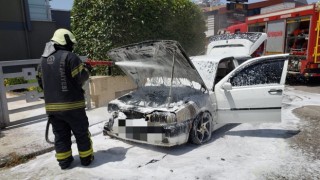 Park halindeki otomobil çıkan yangında kullanılamaz hale geldi