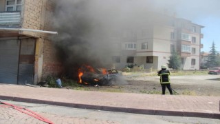 Park halindeyken yanan otomobil küle döndü