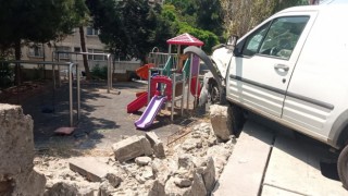 Pendikte araç site duvarına çarptı, yıkılan duvarın parçaları çocuk parkına düştü