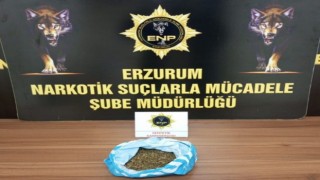 Polisten kaçan şüphelinin yere attığı poşetten 160 gram bonzai çıktı