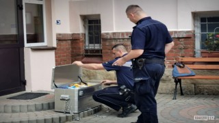 Polonyada çocuk yuvasının kapısına para ve şeker dolu sandık bırakıldı