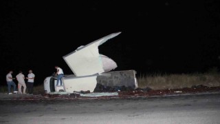 Refüje devrilen kamyonetin parçalanan kasasındaki 3 ton vişne ziyan oldu