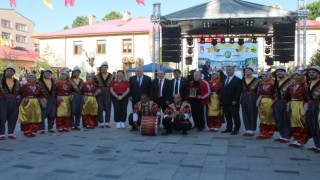 Renkli görüntülere sahne olan Dede Korkut coşkusu meydanlara taştı