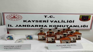 Restoranda bandrolsüz içki ve kaçak telefon ele geçirildi