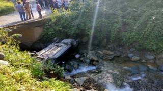 Rizede köprüden düşen otomobildeki 1 kişi öldü, 1 kişi de yaralandı