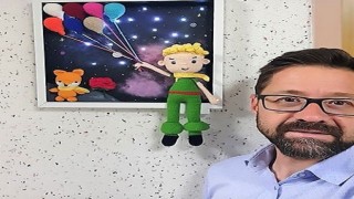 Saatlerce video izleyip öğrendiği sanatıyla depremzede çocukları sevindiriyor