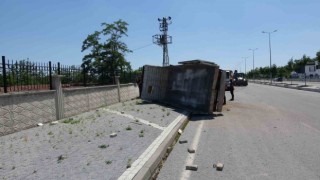 Şaftı kopan kamyonet duvara çarpıp yan yattı: 1 yaralı