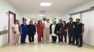 Sağlığına kavuşan depremzede teşekkür için sağlıkçılarla bir araya geldi