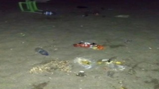 Sahilde bırakılan çöpler tepki çekti