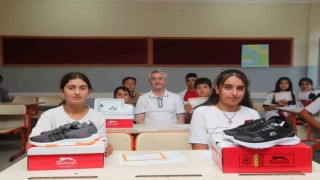 Şahinbeyde 1 milyon öğrenciye spor ayakkabısı