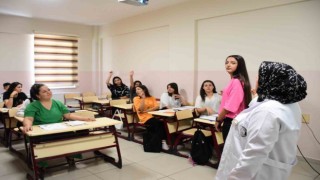 Şahinbeyde ev hanımları ve öğrenciler İngilizce öğreniyor