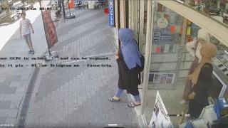 Sahte dolarla esnafı dolandırıp son model telefon aldılar