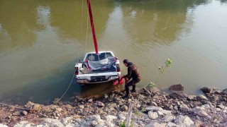 Sakarya Nehrine düşen kamyonet 3 gün sonra çıkartıldı