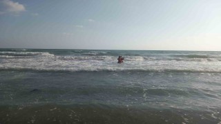 Samandağda denizde boğulma tehlikesi geçiren kadını cankurtaran kurtardı