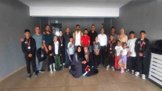 Şampiyon güreşçilere Eleşkirtte coşkulu karşılama