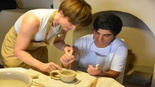 Sanatevinde “Çamurlu Eller” seramiğe şekil veriyor