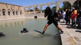 Şanlıurfada dalgıç polisler Balıklıgölü temizledi