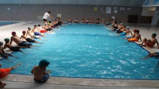 Şanlıurfada gençler belediye havuzlarında yüzme öğreniyor
