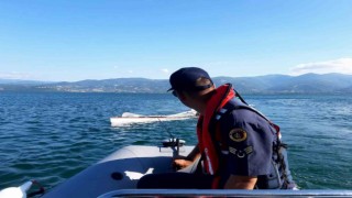 Sapanca Gölünde mahsur kalan yelkenlinin imdadına jandarma bot timi yetişti