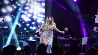 Şarkıcı Selen Görgüzel Bodrumda sahne aldı