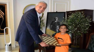 Satranç meraklısı minik Eymene süprüz hediye
