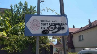 Şehit yön tabelası üzerine sprey boya ile boyadılar