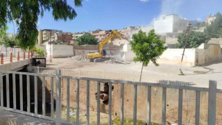 Sel felaketi sonrası Şanlıurfada dere kenarındaki yapıların yıkımı sürüyor