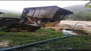 Sel sularına kapıldı, ahır böyle yıkıldı